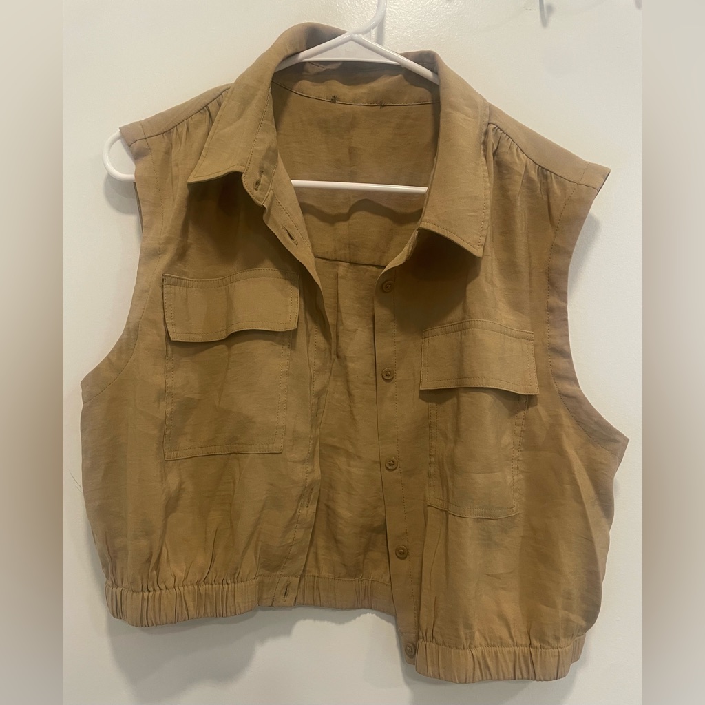 Tan Sleeveless Button-Up Utility Crop Vest With Pockets